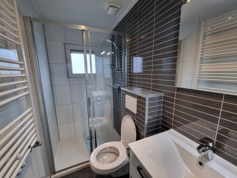 Moderne badkamer in Chalet Bregkoog 82, De Koog, Texel met douche en stijlvolle afwerking.