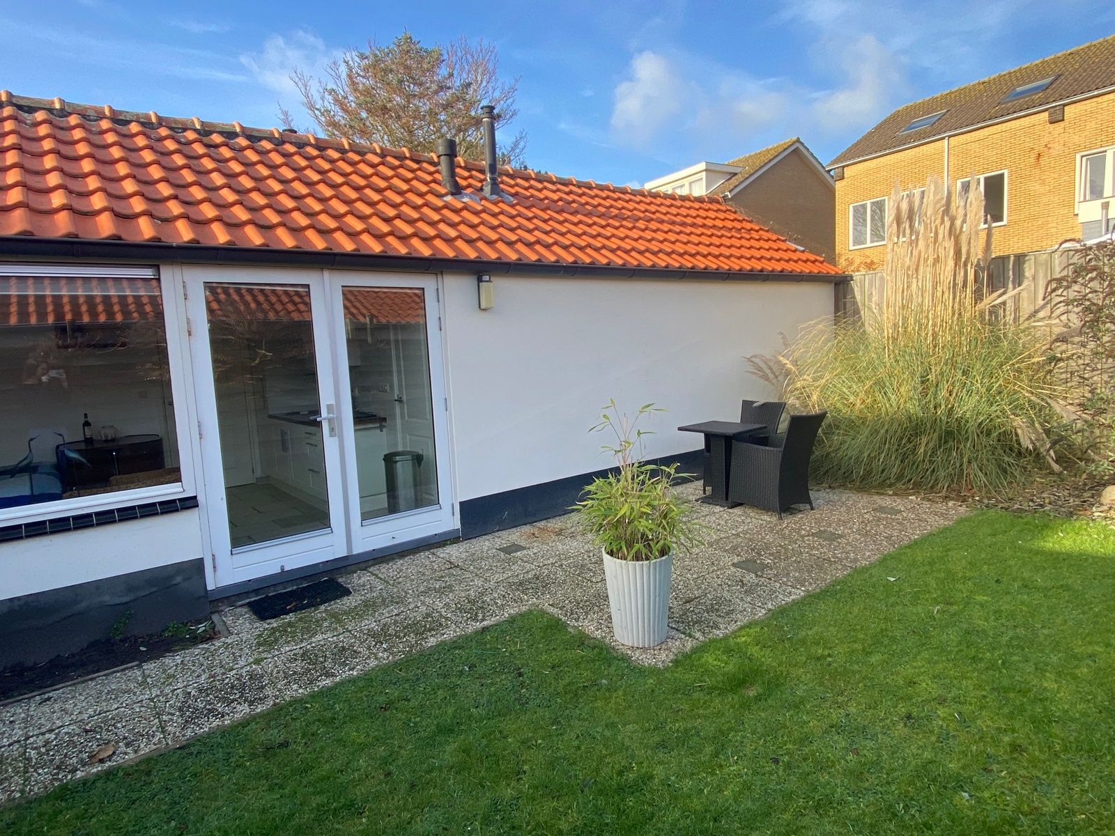 Gezellig terras bij Studio Ooster - Brink 28, De Koog, Texel, vakantieaccommodatie met tuin.