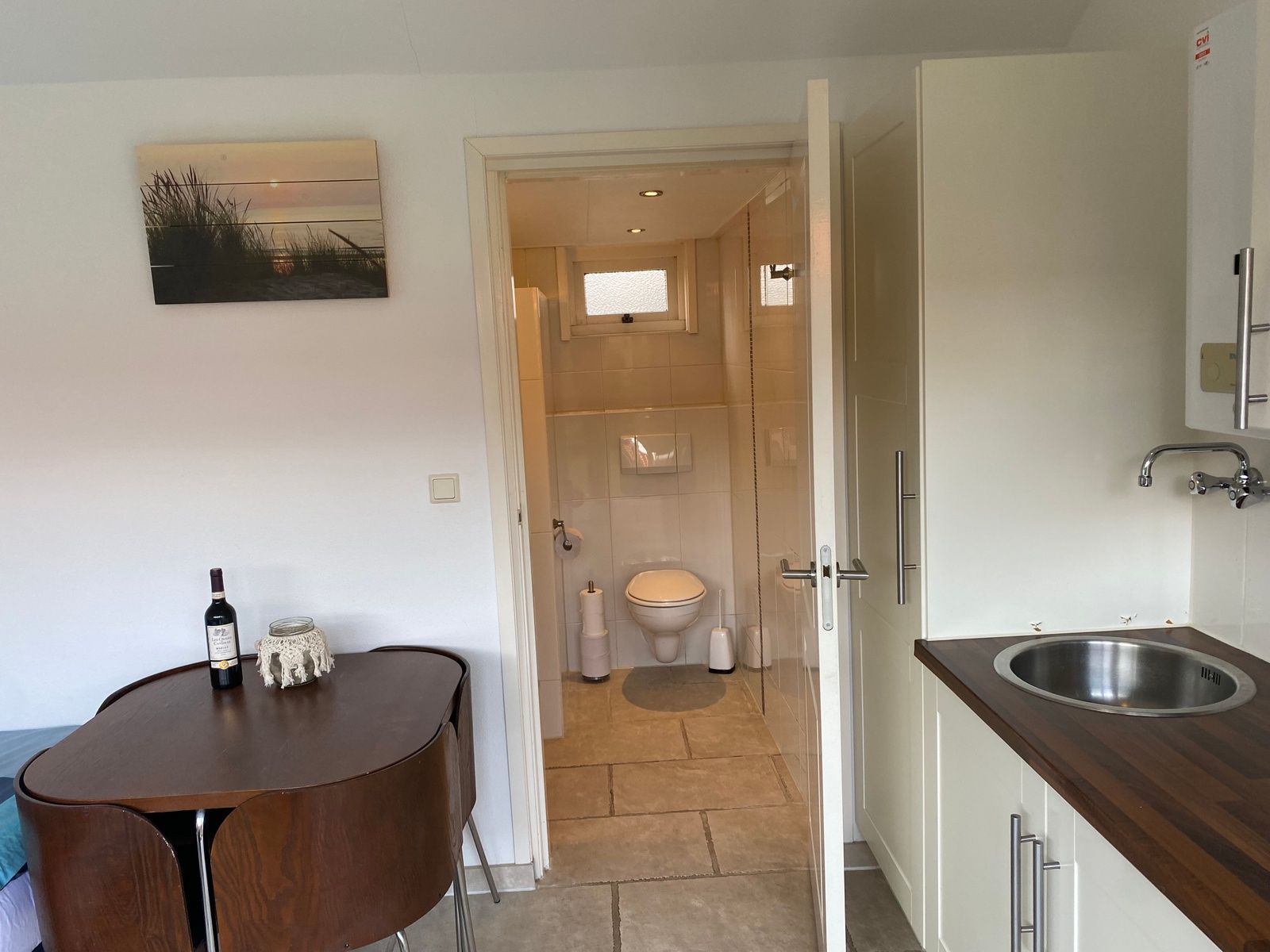 Badkamer van Studio Ooster - Brink 28, De Koog, Texel, vakantieaccommodatie met moderne faciliteiten.