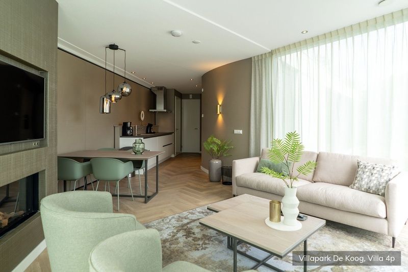 Luxe badkamer met ligbad en sauna in Luxe familievilla 4p, De Koog, Texel voor ultieme ontspanning.