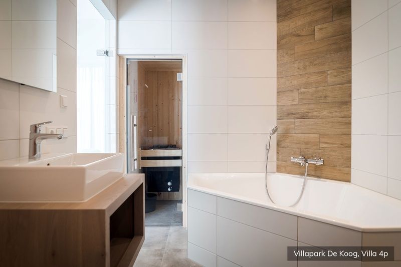 Comfortabele slaapkamer met ensuite badkamer in Luxe familievilla 4p, De Koog, Texel.