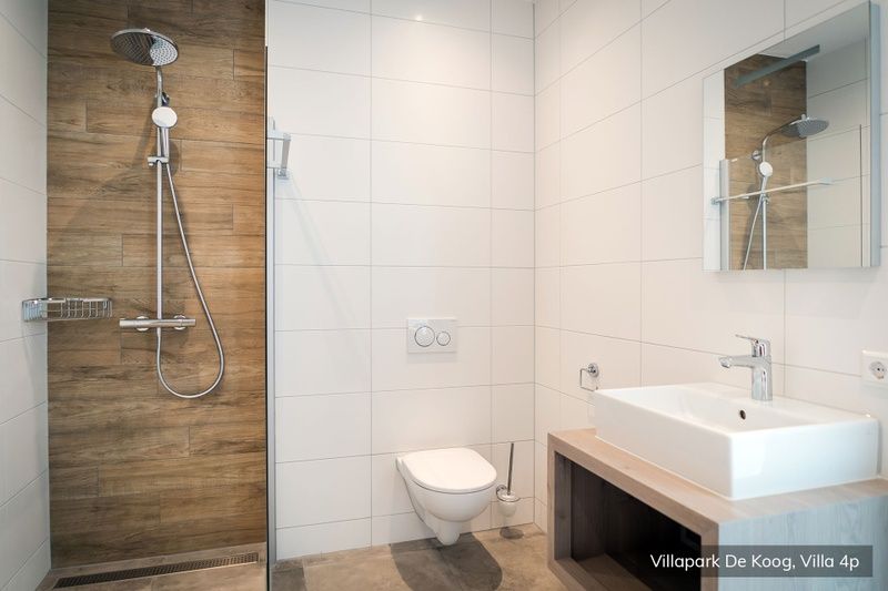 Ruime slaapkamer met veel natuurlijk licht in Luxe familievilla 4p, De Koog, Texel.