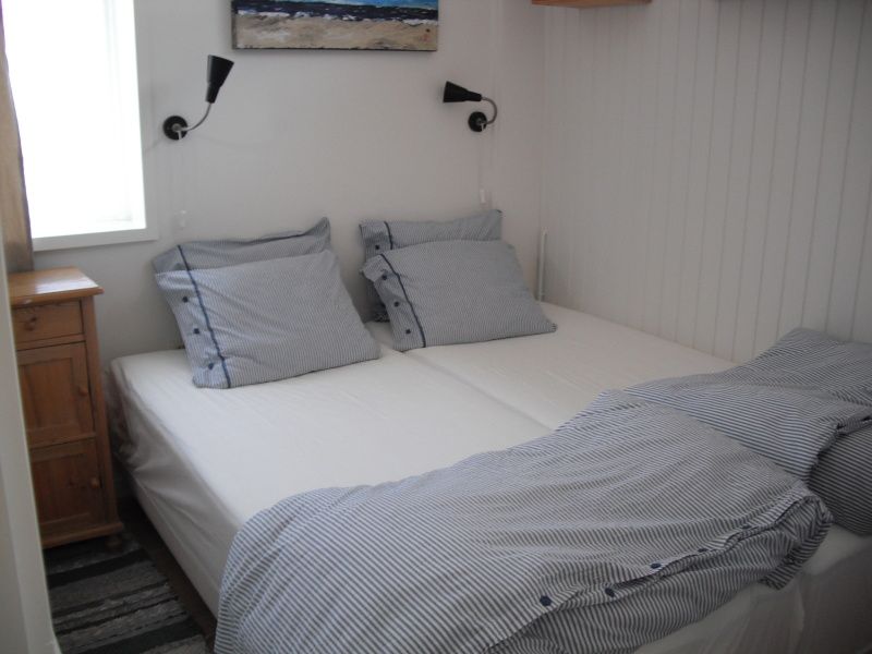 Sfeervolle slaapkamer in vakantiehuis Plevierstraat 21, De Koog, Texel, met comfortabel tweepersoonsbed op de Waddeneilanden.