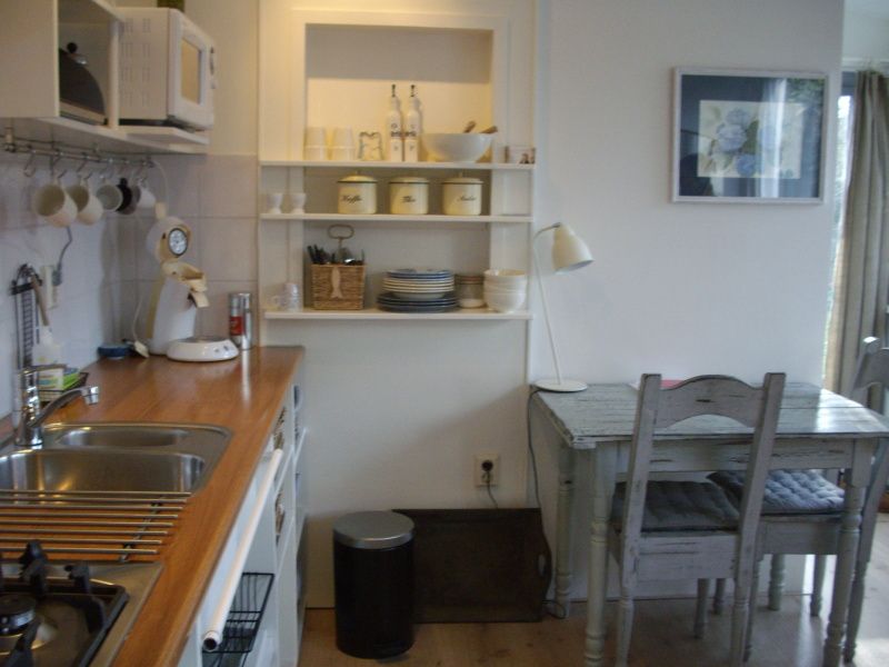 Praktische keukeninrichting in vakantiehuis Plevierstraat 21, De Koog, Texel, met eethoek op de Waddeneilanden.