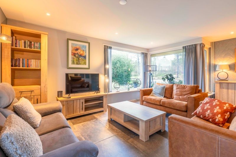 Gezellige woonkamer in Huis ter Duin, vakantiehuis in De Koog, Texel met ruime zithoek.