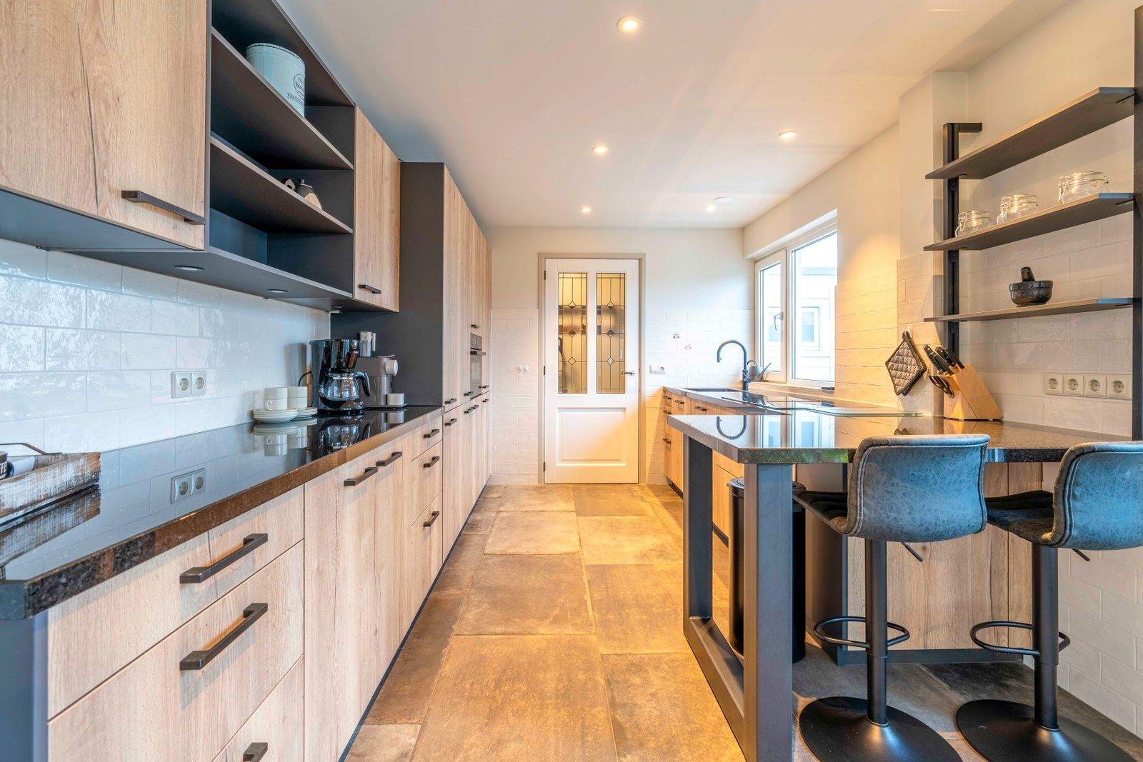 Moderne keuken in Huis ter Duin, vakantiehuis in De Koog, Texel met houten afwerking.