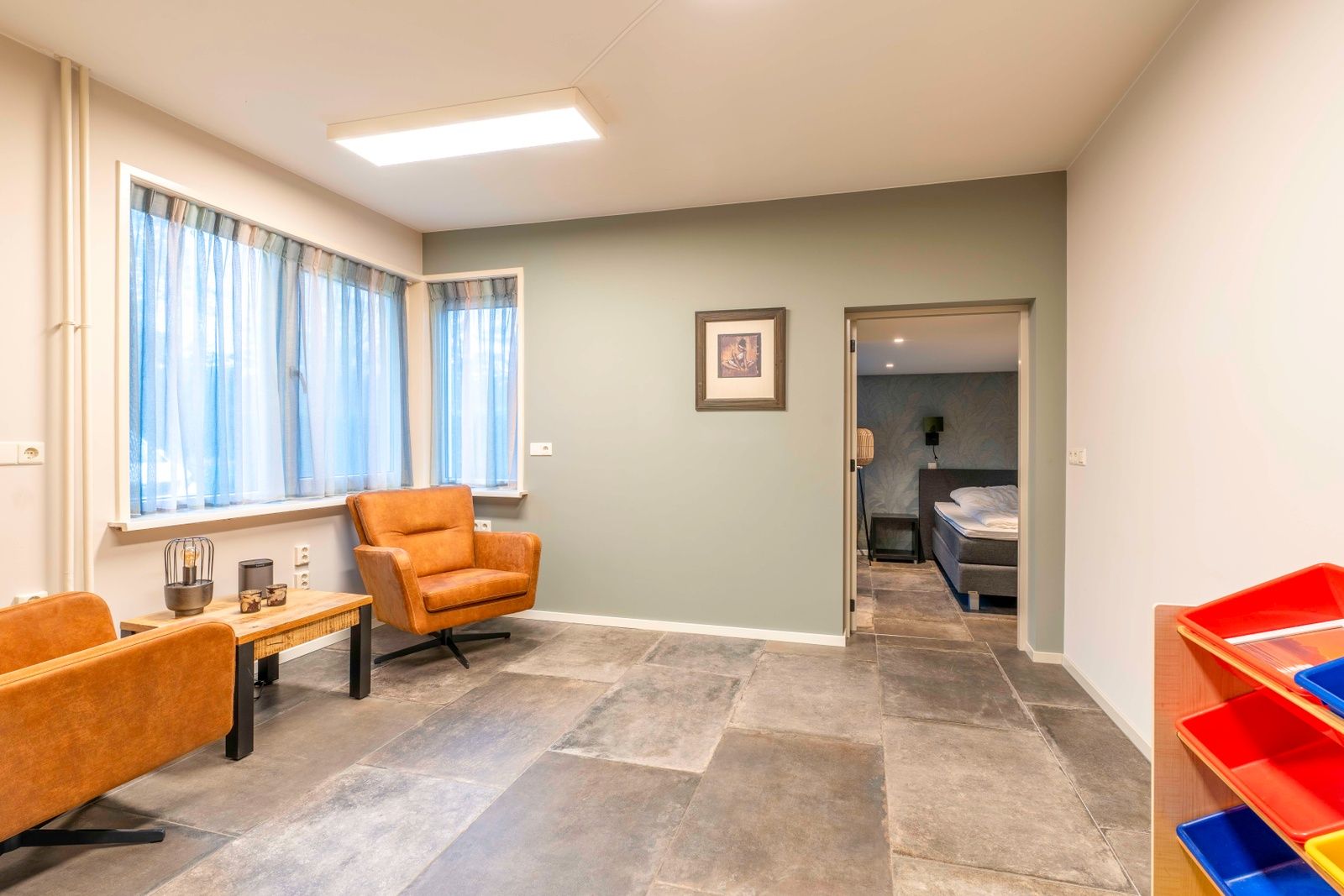 Ingang naar slaapkamer in Huis ter Duin, vakantiehuis in De Koog, Texel met comfortabele stoelen.