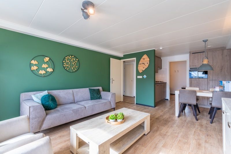 Gezellige zithoek in Appartement Anna 218, De Koog, Texel, met groene accenten en eetgedeelte.