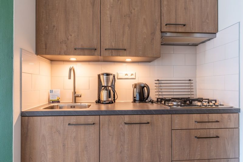 Compacte keuken in Appartement Anna 218, De Koog, Texel, met moderne faciliteiten voor koken.