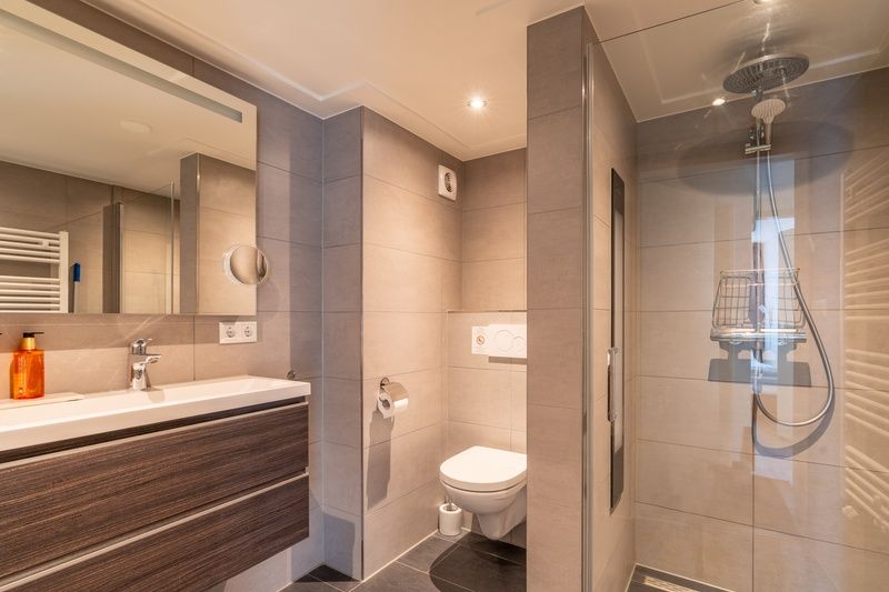 Stijlvolle badkamer in Appartement Anna 218, De Koog, Texel, met douche en modern sanitair.