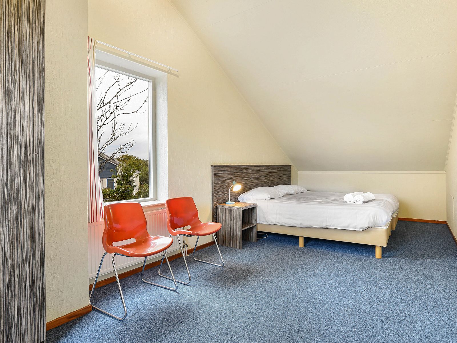 Luxurioeses Badezimmer mit Badewanne in der 4-Personen-Villa 4B von Beach Park Texel in De Koog.