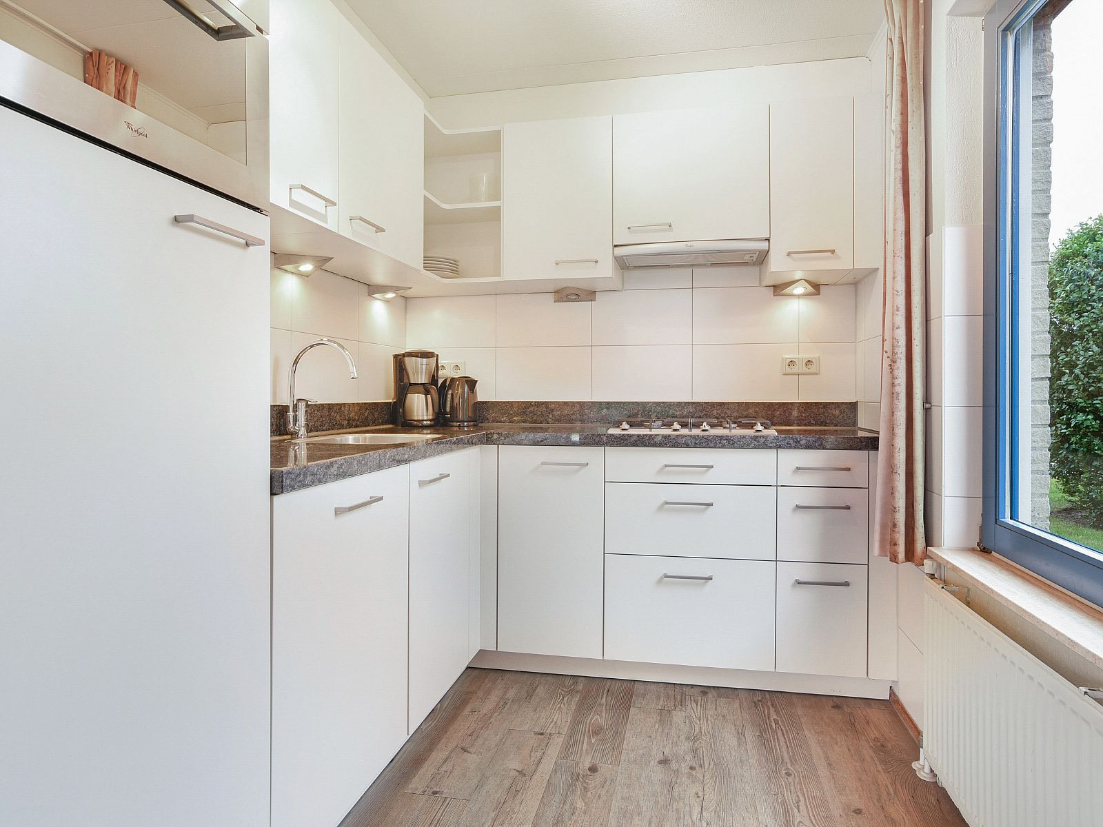 Rueckansicht der Beach Park Texel 4-Personen-Villa 4B mit privater Zufahrt in De Koog.