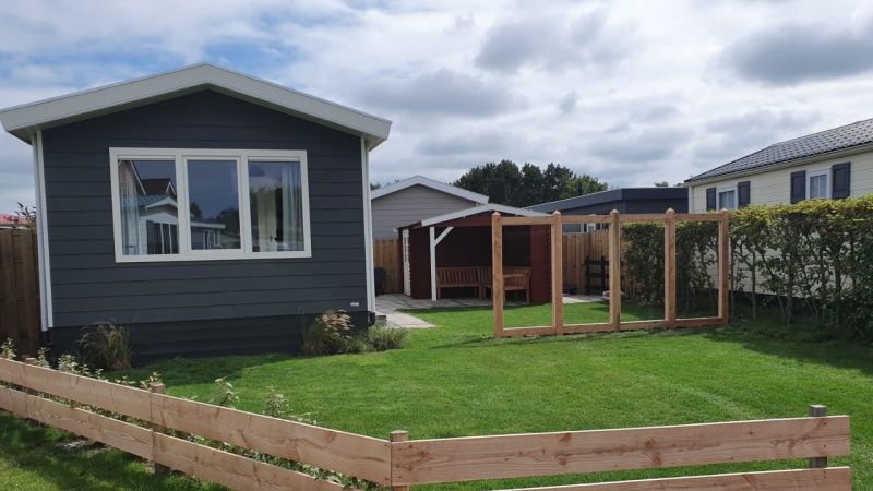 Ruime buitenkant van Chalet Bregkoog 154 in De Koog, Texel met verzorgde tuin.
