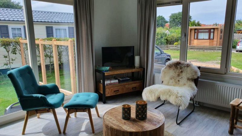 Lichte zithoek in Chalet Bregkoog 154, De Koog, Texel met uitzicht op de tuin.