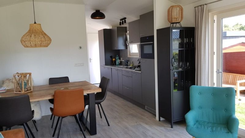 Eet- en keukenruimte van Chalet Bregkoog 154 in De Koog, Texel met moderne inrichting.