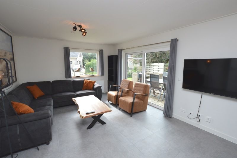 Gemuetliches Wohnzimmer des Ferienhauses Stappeland 203 in De Koog, Texel mit bequemer Sitzecke.