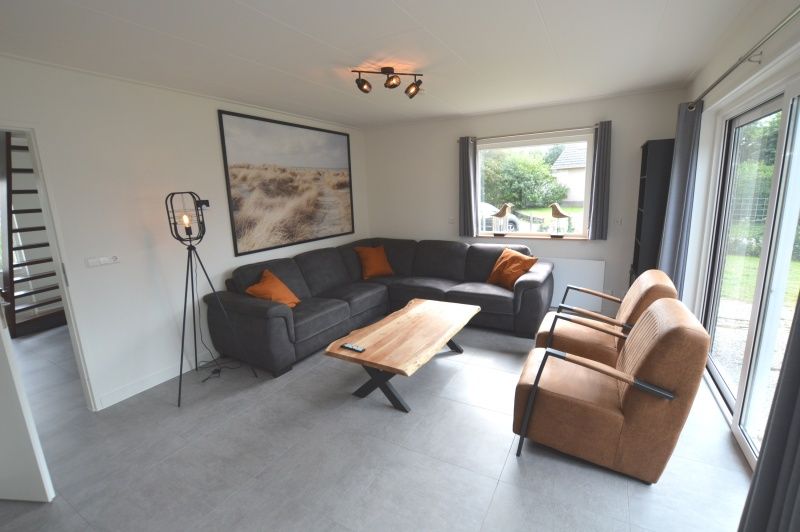 Heller Wohnbereich im Ferienhaus Stappeland 203, De Koog, Texel mit Blick auf den Garten.