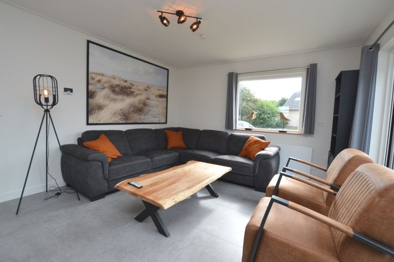 Moderne Einrichtung des Wohnzimmers im Ferienhaus Stappeland 203, De Koog, Texel.