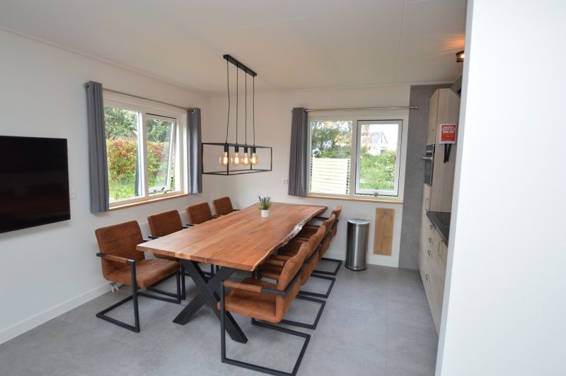 Stilvolles Esszimmer im Ferienhaus Stappeland 203 in De Koog, Texel mit Holztisch.