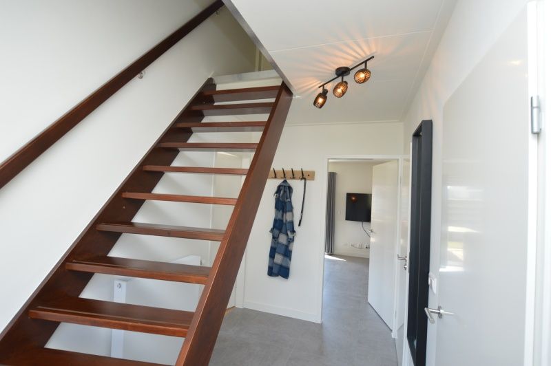 Treppe und Flur im Ferienhaus Stappeland 203, De Koog, Texel mit Holzdetails.