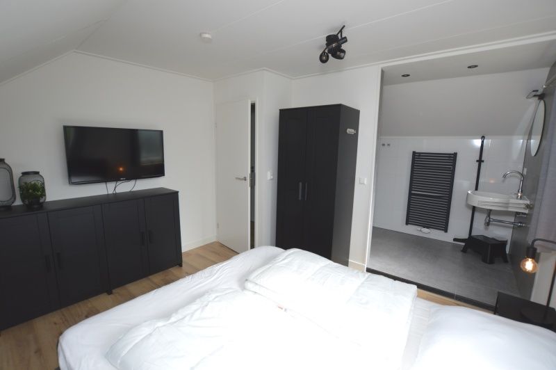 Schlafzimmer mit eigenem Badezimmer im Ferienhaus Stappeland 203, De Koog, Texel.