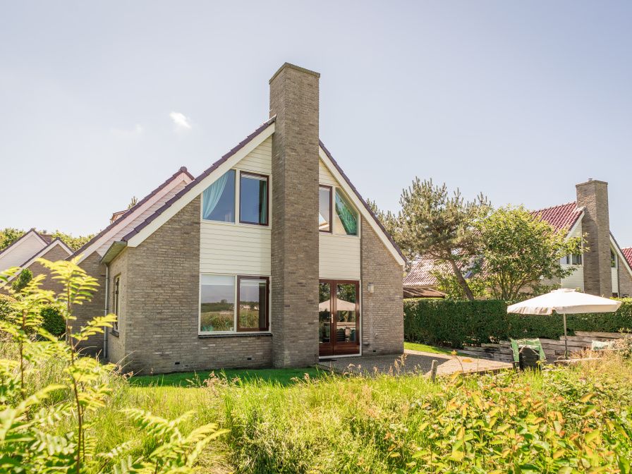 Villa 6 personen in De Koog Texel, vakantiehuis met zonnig terras en groene omgeving op de Waddeneilanden.