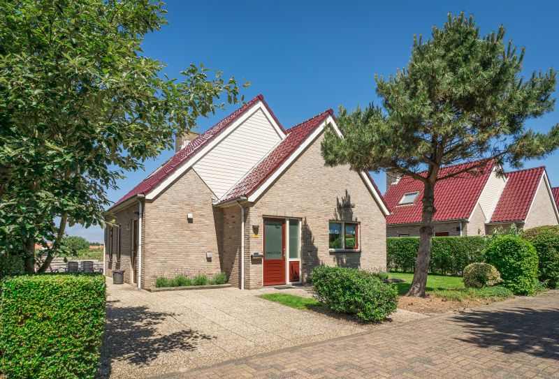 Charmante entree van Villa 6 personen in De Koog Texel, omgeven door natuur op de Waddeneilanden.