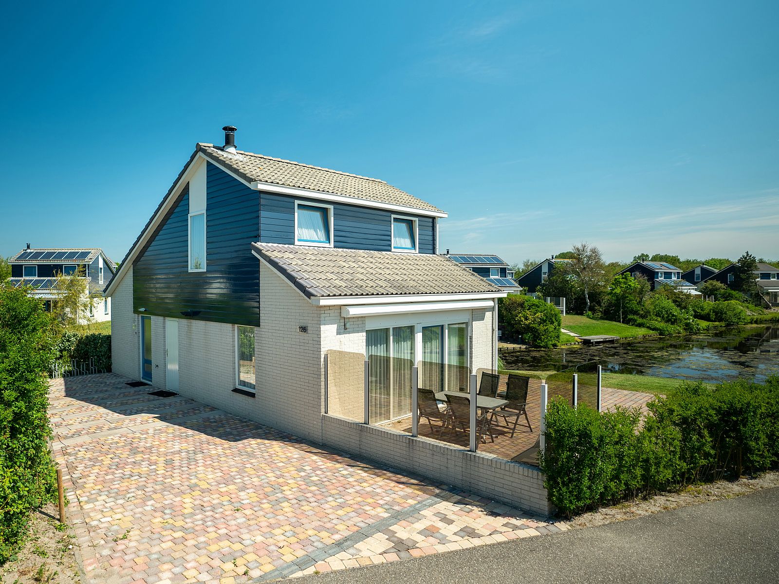Moderne keuken in Beach Park Texel 6-persoons villa, De Koog, volledig uitgerust voor een comfortabel verblijf.