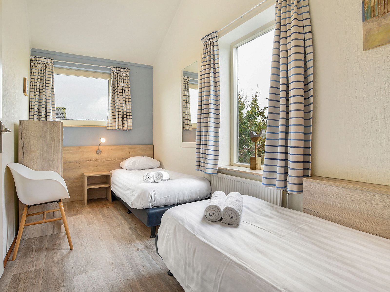 Lichte slaapkamer in Beach Park Texel 6-persoons villa, De Koog, met moderne inrichting en veel ruimte.