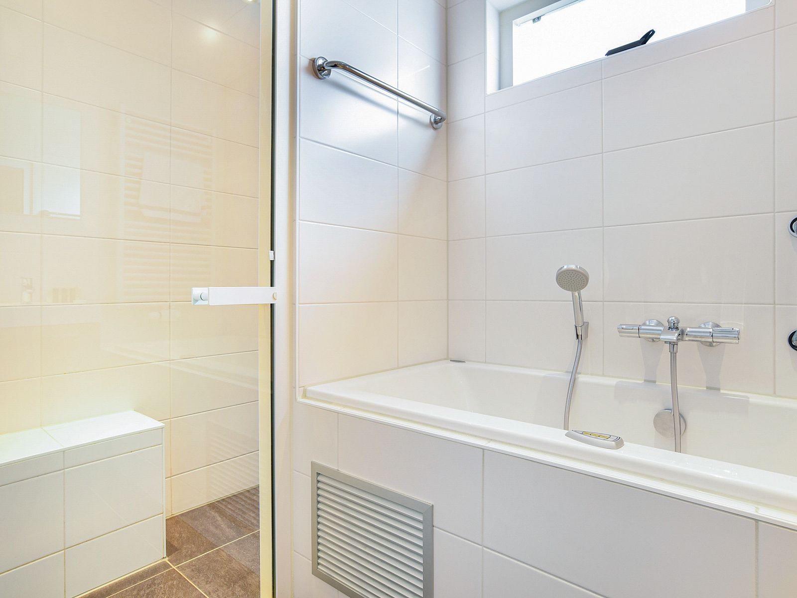 Extra slaapkamer met eenpersoonsbedden in Beach Park Texel 6-persoons villa, De Koog, perfect voor kinderen.