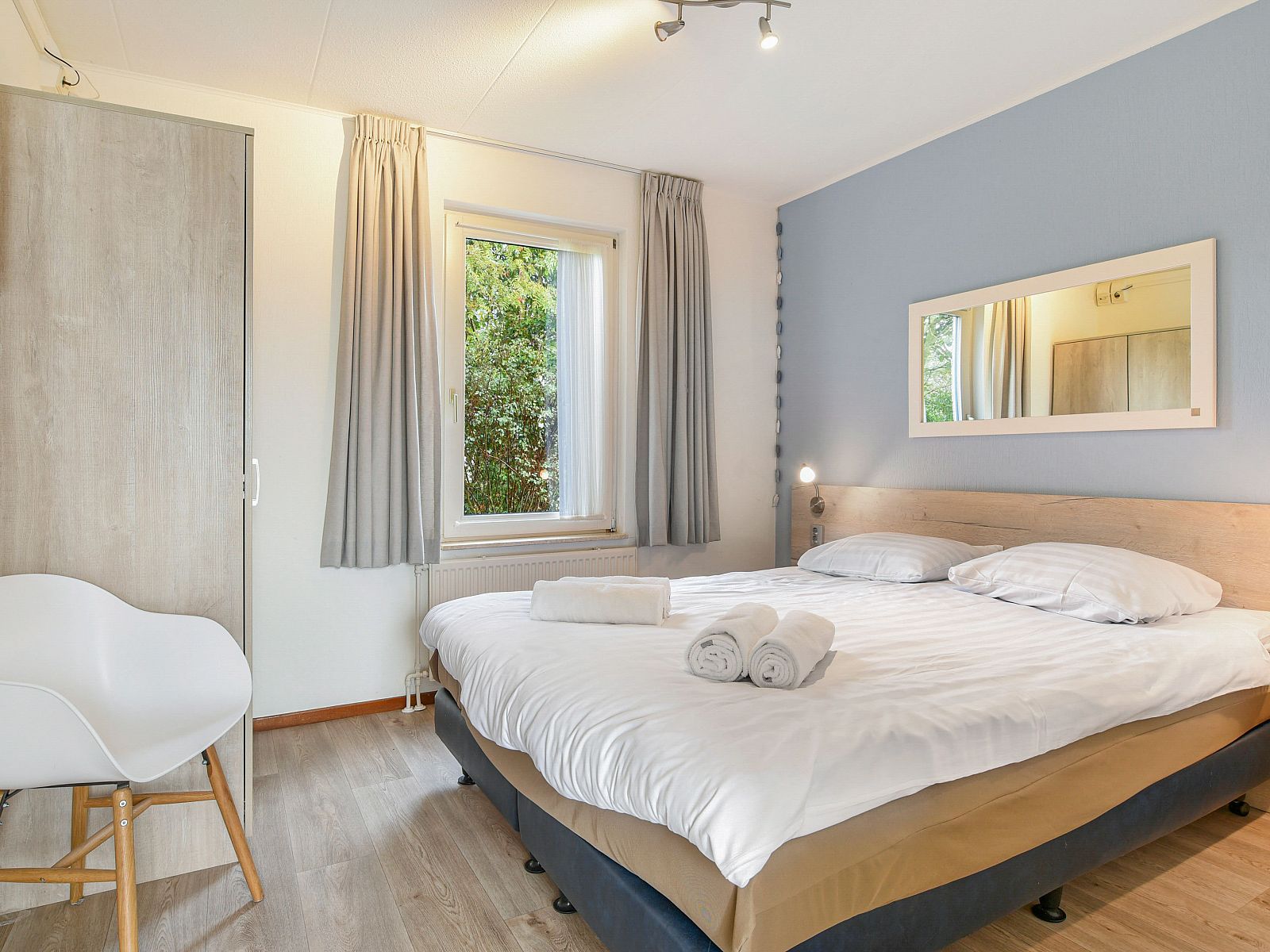 Achterzijde van Beach Park Texel 6-persoons villa, De Koog, met groene omgeving en veel privacy.