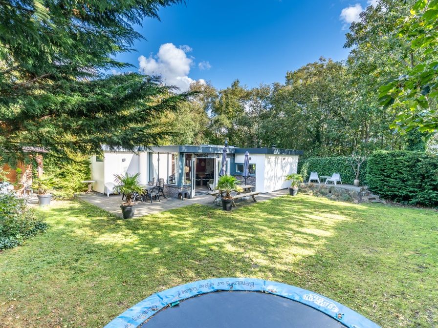 Der Bungalowpark De Nagtegaal in De Koog, Texel, bietet einen grossen Garten im Bungalow De Nagtegaal 21 mit einer Terrasse und viel Gruen.