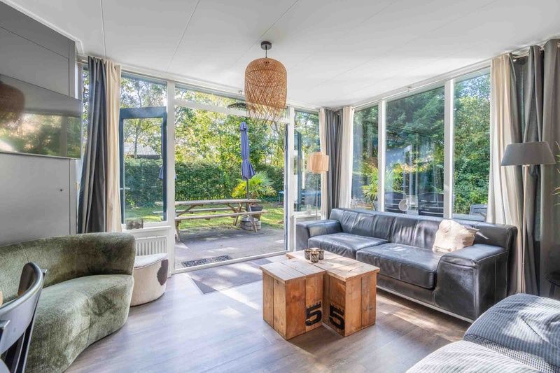 Helles Wohnzimmer im Bungalow De Nagtegaal 21, Bungalowpark De Nagtegaal, De Koog, Texel mit Blick auf den Garten.