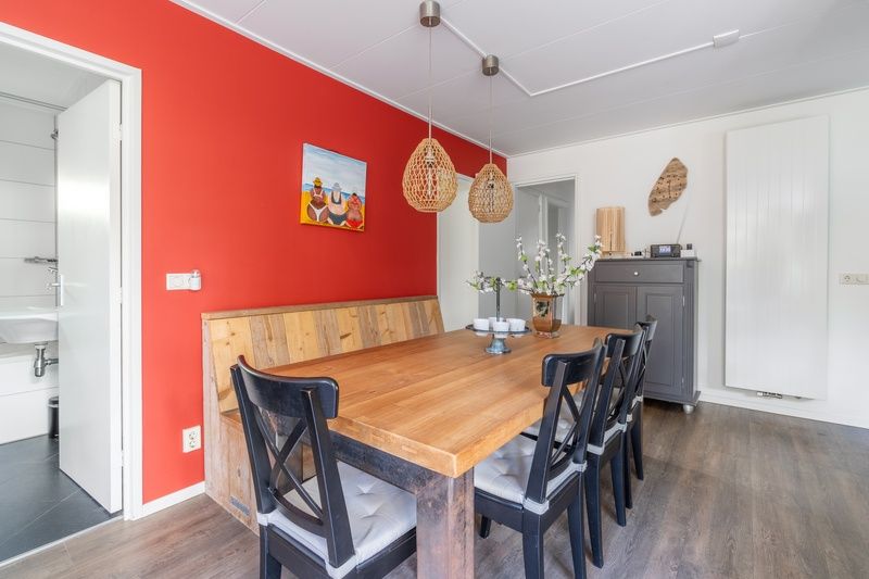 Stilvoller Essbereich im Bungalow De Nagtegaal 21, Bungalowpark De Nagtegaal, De Koog, Texel mit Holzelementen und Dekor.