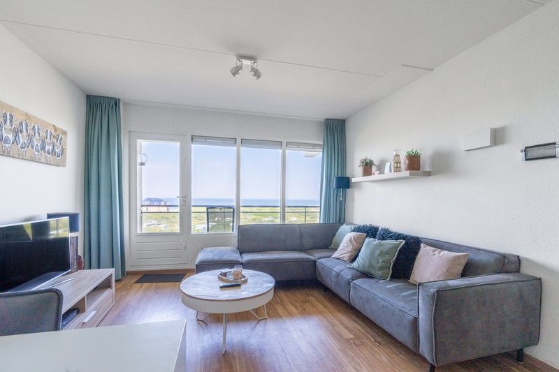 Moderne lounge met uitzicht op de kust in Appartement Juliana 102 Zeezicht, De Koog, Texel.