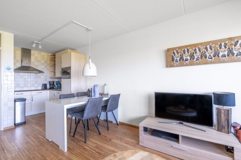 Stijlvolle eetruimte en keuken in Appartement Juliana 102 Zeezicht, De Koog, Waddeneilanden.