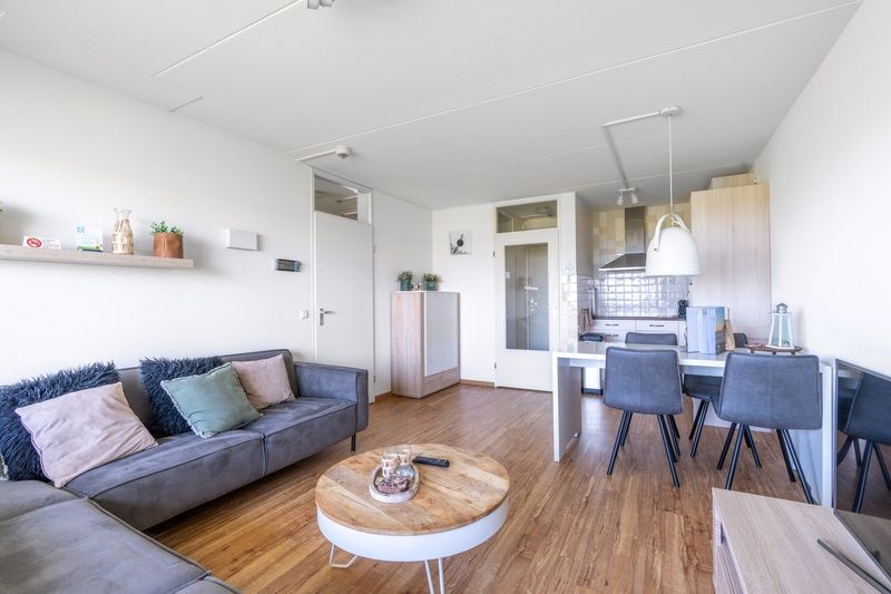 Open leefruimte met moderne keuken in Appartement Juliana 102 Zeezicht, Texel.