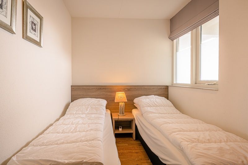 Gezellige tweede slaapkamer met twee bedden in Appartement Juliana 102 Zeezicht, Texel.