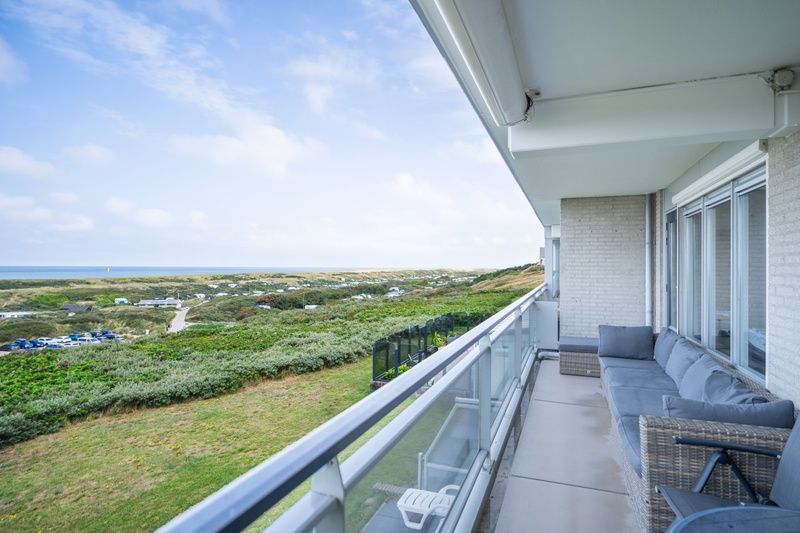 Ruim balkon met prachtig uitzicht op de kust in Appartement Juliana 102 Zeezicht, Texel.