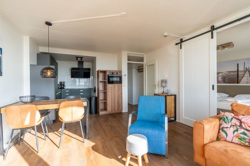 Open keuken en eetruimte in Appartement Juliana 122 Eilandzicht, De Koog, Texel met moderne apparatuur.