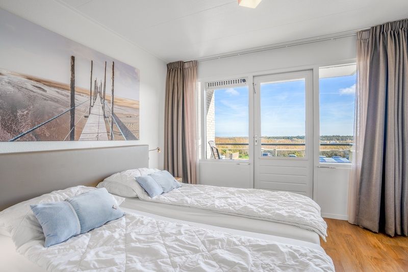 Slaapkamer in Appartement Juliana 122 Eilandzicht, De Koog, Texel met comfortabel bed en serene sfeer.