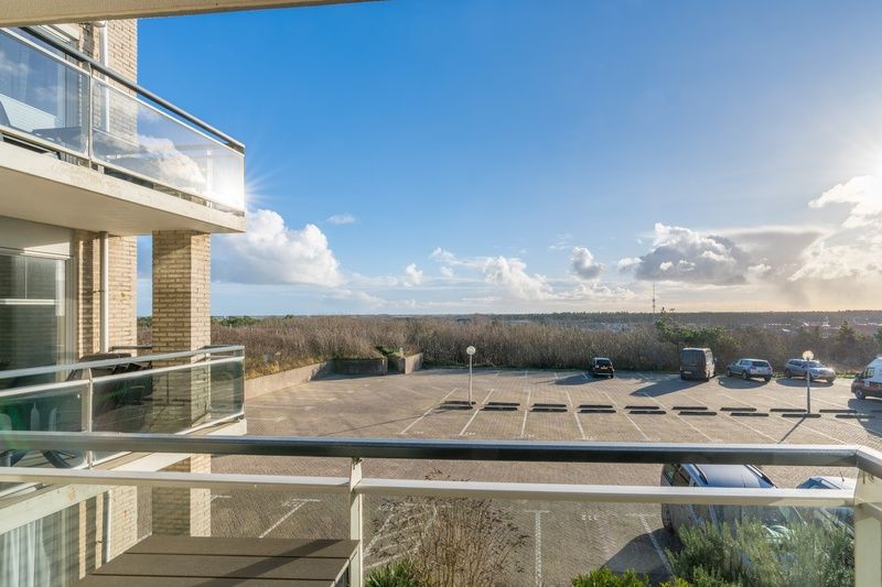 Balkon van Appartement Juliana 122 Eilandzicht, De Koog, Texel met uitzicht op de omliggende natuur en zee.