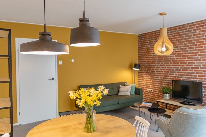 Gemuetliches Wohnzimmer im Appartement 4 Personen, De Koog, Texel, mit moderner Einrichtung und bequemer Sitzecke.