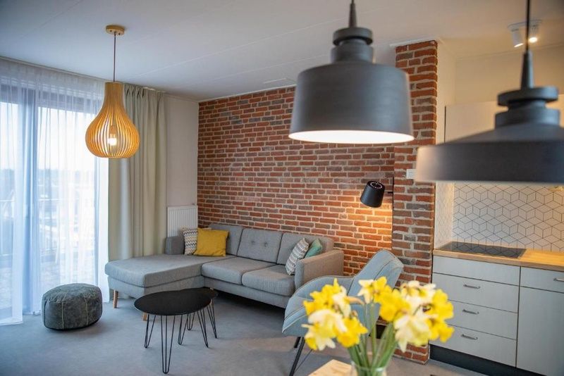 Stilvolle Sitzecke im Apartment 4 Personen, De Koog, Texel, mit viel natuerlichem Licht und modernem Design.