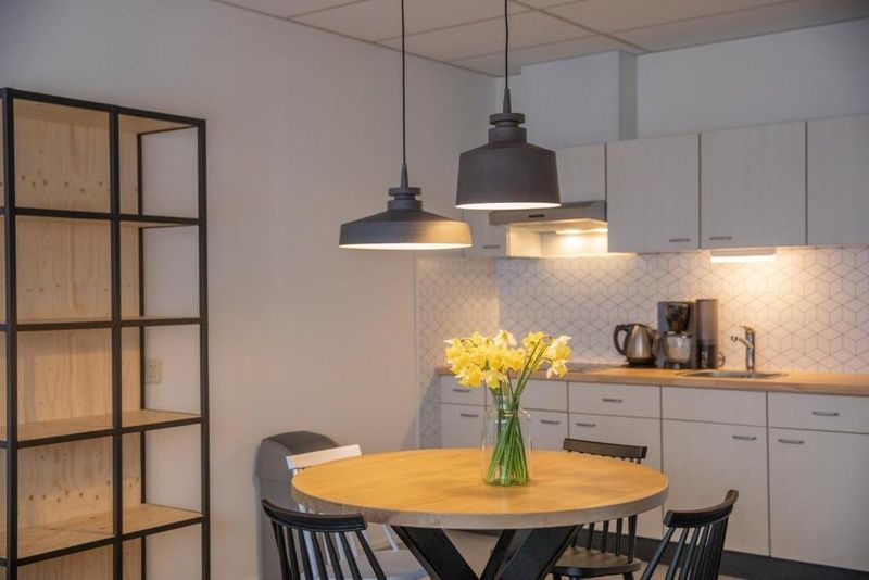 Essecke mit Blumen im Apartment 4 Personen, De Koog, Texel, gemuetlich fuer Familienessen waehrend Ihres Aufenthalts.