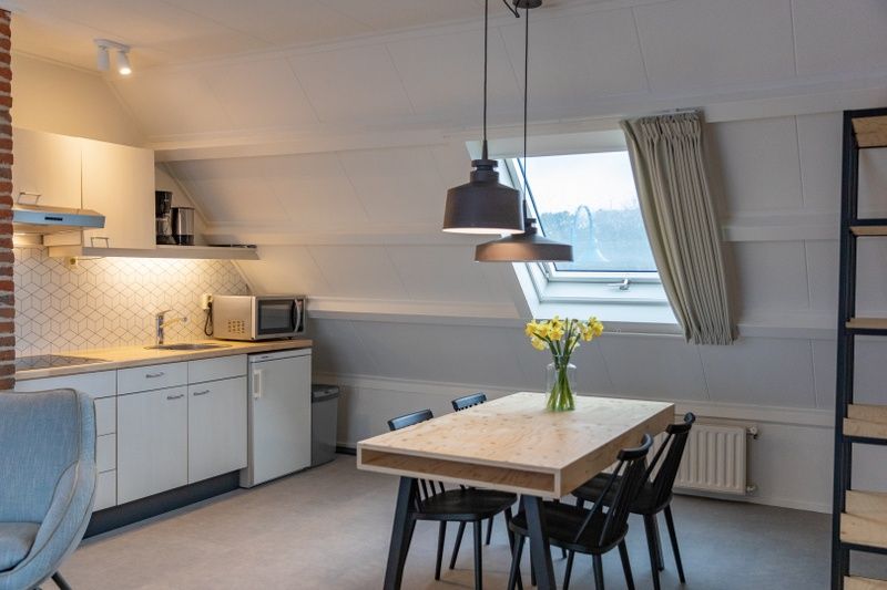 Helles Esszimmer im Apartment 4 Personen, De Koog, Texel, mit Blick auf die Umgebung und moderner Einrichtung.