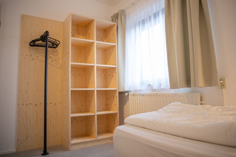 Schlafzimmer mit Abstellraum im Apartment 4 Personen, De Koog, Texel, komfortabel und praktisch fuer Gaeste.