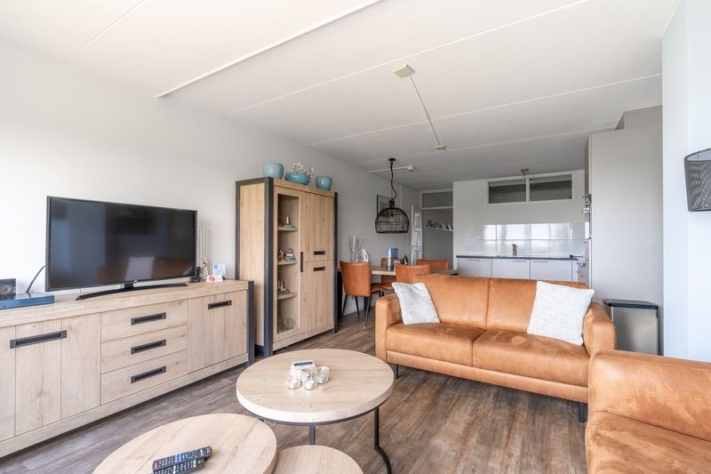 Moderne woonkamer met TV in Appartement Juliana 096 Eiland en Zeezicht, De Koog, Texel.
