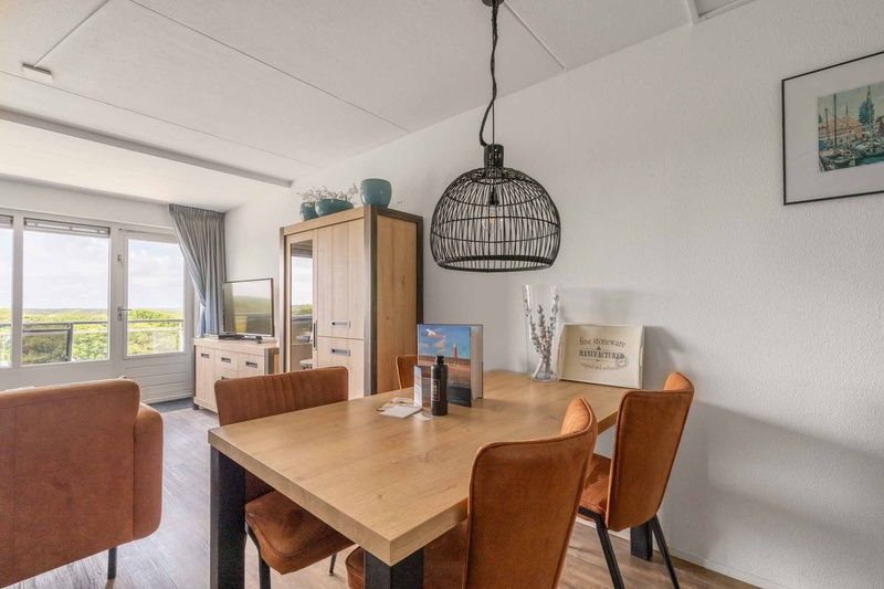 Eethoek in Appartement Juliana 096 Eiland en Zeezicht, De Koog, Texel met uitzicht op de natuur.