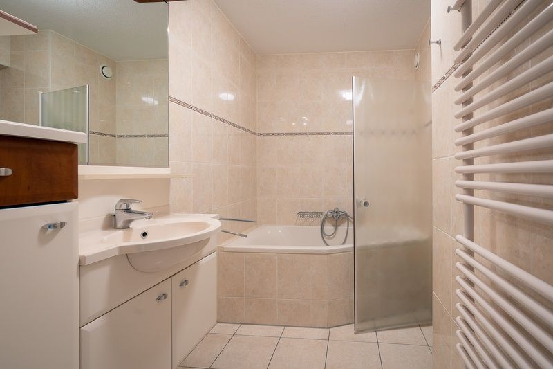 Luxe badkamer met bad en douche in Appartement Juliana 096 Eiland en Zeezicht, De Koog, Texel.